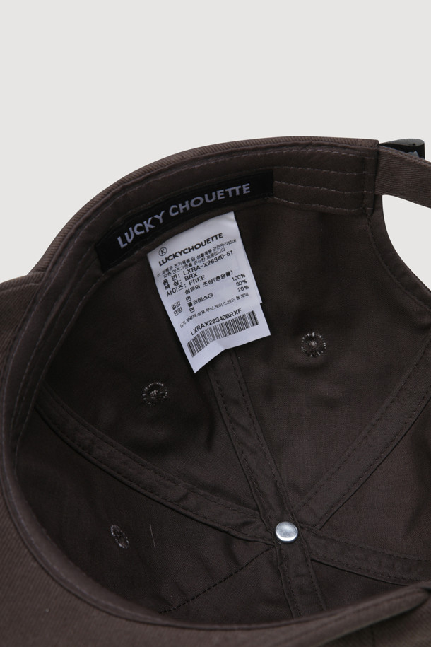 [Re-Order] 레터링 자수 볼캡 (브라운)은 일상과 여행룩에 잘 어울리는 모자입니다. 고밀도 10수 트윌 소재의 브라운 컬러 볼캡으로, 캐주얼, 미니멀, 클래식 스타일을 소화하기 좋습니다. 앞면에는 레터링 자수, 측면에는 엠블럼 장식이 더해져 포인트를 주며, 후면에는 꼬마 라벨이 있습니다. 사이즈 조절이 가능하여 편안하게 착용할 수 있으며, 봄, 여름, 가을 계절에 활용하기 좋습니다.
