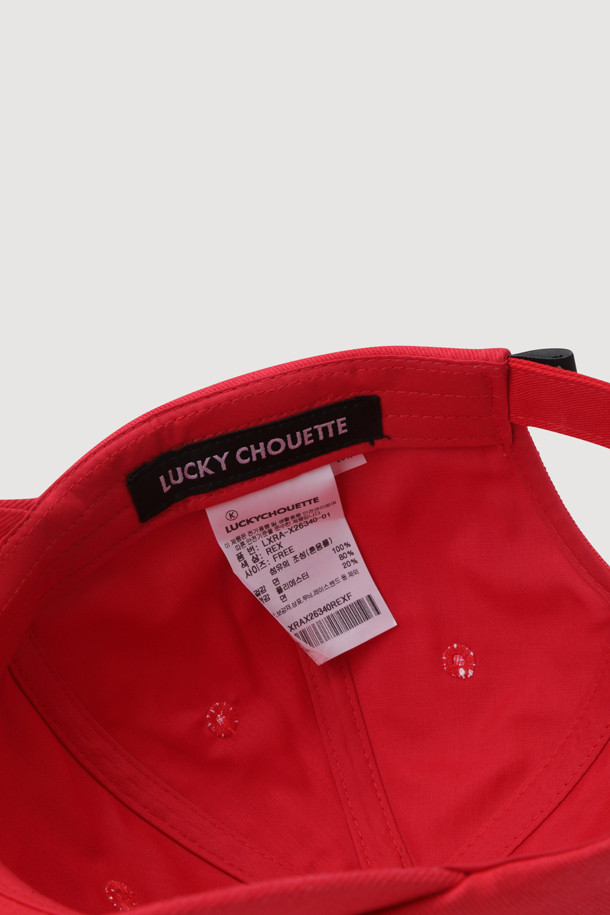 [Re-Order] 레터링 자수 볼캡 (레드)은 캐주얼, 미니멀 스타일의 산책룩에 어울리는 모자입니다. 고밀도 10수 트윌 면 소재로 제작되어 부드러운 착용감을 선사합니다. 앞면에는 레터링 자수, 측면에는 엠블럼 자수가 놓여 세련된 포인트를 더합니다. 후면에는 꼬마 라벨과 사이즈 조절 버클이 있어 편안하게 착용할 수 있습니다. 톤 다운된 레드 컬러로 어떤 옷차림에도 쉽게 매치할 수 있는 데일리 아이템입니다.
