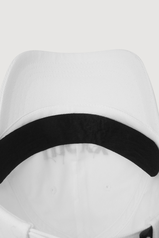 [Re-Order] 레터링 자수 볼캡 (화이트)는 캐주얼하고 미니멀한 스타일을 연출하기 좋은 모자입니다. 부드러운 촉감의 면 소재로 제작되어 봄, 여름, 가을에 편안하게 착용할 수 있습니다. 모자 깊이와 챙 넓이가 일반적인 디자인이며, 고밀도 10수 트윌 소재를 사용하여 튼튼합니다. 레터링 자수와 엠블럼, 라벨, 버클 등의 디자인 디테일이 돋보이며, 사이즈 조절 기능이 있어 누구나 편안하게 착용 가능합니다. 데일리 아이템으로 활용하기 좋은 화이트 컬러 볼캡입니다.
