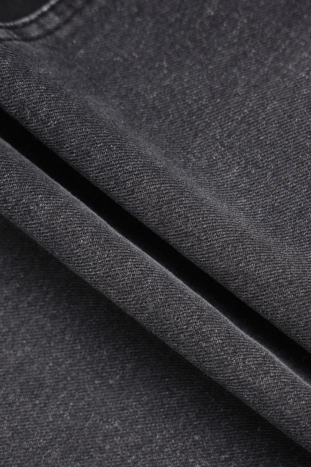 [Re-Order] 저지 믹스 백 밴딩 데님 팬츠 (블랙)는 여성 고객을 위한 캐주얼 데님 팬츠입니다. 봄, 가을, 겨울 계절에 착용하기 좋으며, 와이드핏과 루즈핏으로 편안한 착용감을 선사합니다. 무지, 로고, 스티치 패턴이 돋보이며, 뒷밴딩 디자인으로 활동성을 높였습니다. 데님과 저지 소재의 믹스 매치로 유니크한 스타일을 연출하며, 리벳, 자수, 술 풀림 등의 디자인 장식이 더해져 섬세함을 더했습니다. 맥시 기장의 긴 바지로 다양한 스타일을 소화할 수 있습니다.
