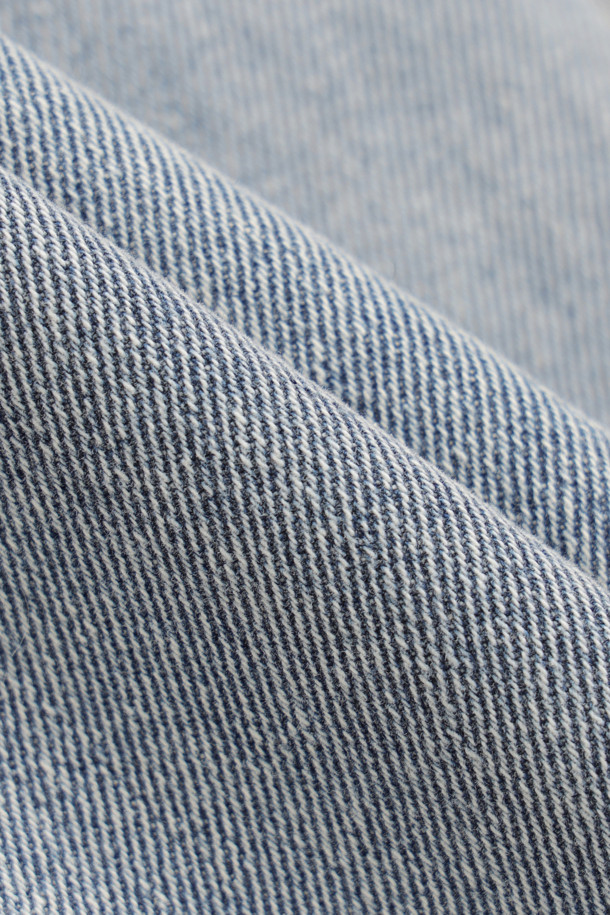 [Re-Order] Jersey Mix 백 밴딩 데님 팬츠 (블루)는 캐주얼, 스트리트, 미니멀 스타일을 모두 아우르는 여성용 데님 팬츠입니다. 부드러운 촉감의 데님과 면 혼방 소재로 제작되었으며, 릴랙스 핏과 루즈핏으로 편안함을 강조했습니다. 뒷밴딩 처리로 활동성을 높였으며, 밑단 술 풀림과 스티치 자수, 포켓, 소재 믹스, 리벳 등의 디테일이 돋보입니다. 톤 다운된 블루 컬러와 와이드 핏, 맥시 기장으로 어떤 상의와도 훌륭한 조화를 이루어, 봄, 가을, 사계절 내내 활용하기 좋은 아이템입니다.
