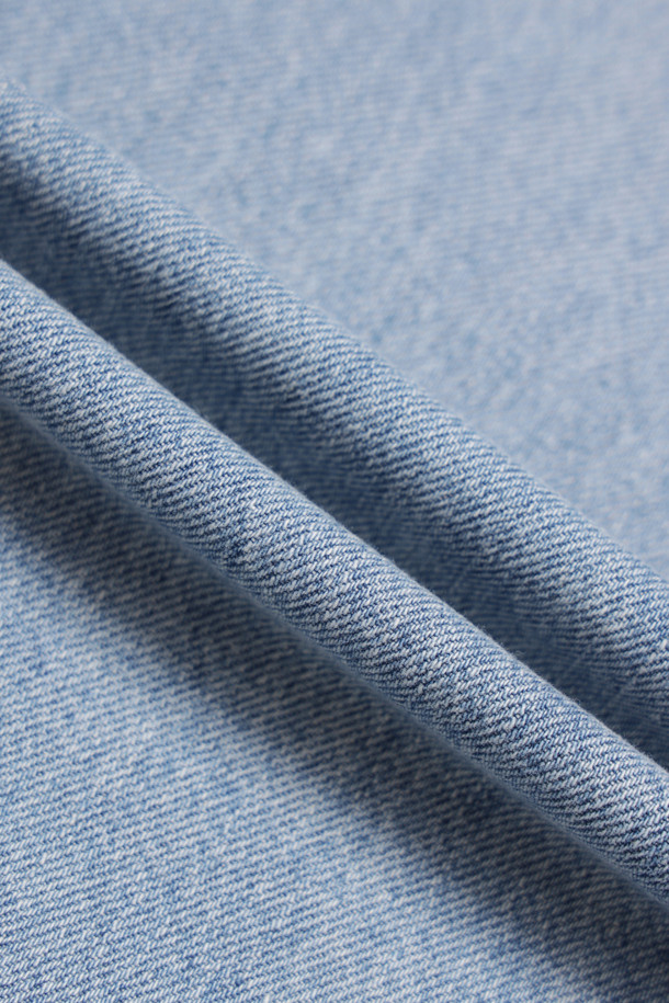 [Re-Order] 세미 와이드 데님 팬츠(라이트 블루)는 여성용 데님 팬츠입니다. 캐주얼, 베이직 스타일로 일상과 캐주얼한 착용에 적합하며 봄, 여름, 가을 계절에 활용하기 좋습니다. 캣 브러쉬 워싱, 핫픽스 장식, 절개 라인, 스티치 자수 디테일이 돋보이며, 세미 와이드 핏과 루즈핏으로 편안한 착용감을 선사합니다. 라이트 블루 컬러의 긴 기장 데님 팬츠로, 캐주얼, 미니멀, 클래식 스타일을 연출하기 좋습니다.
