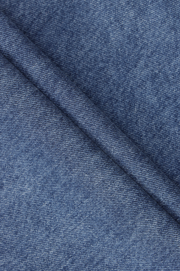 [Re-Order] 세미 와이드 데님 팬츠 (blue)는 여성용 데님 팬츠로, 캐주얼 및 스트릿 스타일을 연출하기 좋습니다. 봄, 가을, 겨울, 여름 사계절 내내 착용 가능하며, 긴 기장감과 루즈핏으로 편안한 착용감을 선사합니다. 무지 디자인에 캣 브러쉬 워싱, 핫픽스 장식, 절개 라인, 로고 캔톤, 리벳, 개발 스티치 자수 등 다양한 디테일이 돋보입니다. 세미 와이드 핏으로 다리 라인을 더욱 슬림하게 만들어주며, 데님과 면 혼방 소재로 제작되어 활동성과 스타일을 모두 만족시킵니다.
