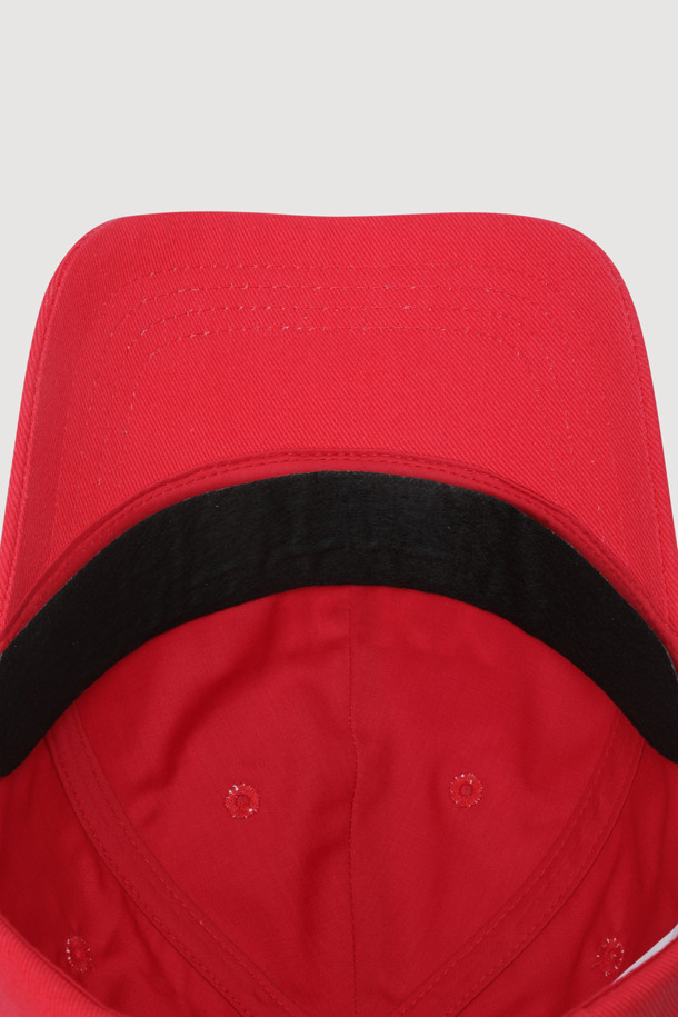 [Re-Order] 레터링 자수 볼캡 (레드)은 캐주얼, 미니멀 스타일의 산책룩에 어울리는 모자입니다. 고밀도 10수 트윌 면 소재로 제작되어 부드러운 착용감을 선사합니다. 앞면에는 레터링 자수, 측면에는 엠블럼 자수가 놓여 세련된 포인트를 더합니다. 후면에는 꼬마 라벨과 사이즈 조절 버클이 있어 편안하게 착용할 수 있습니다. 톤 다운된 레드 컬러로 어떤 옷차림에도 쉽게 매치할 수 있는 데일리 아이템입니다.
