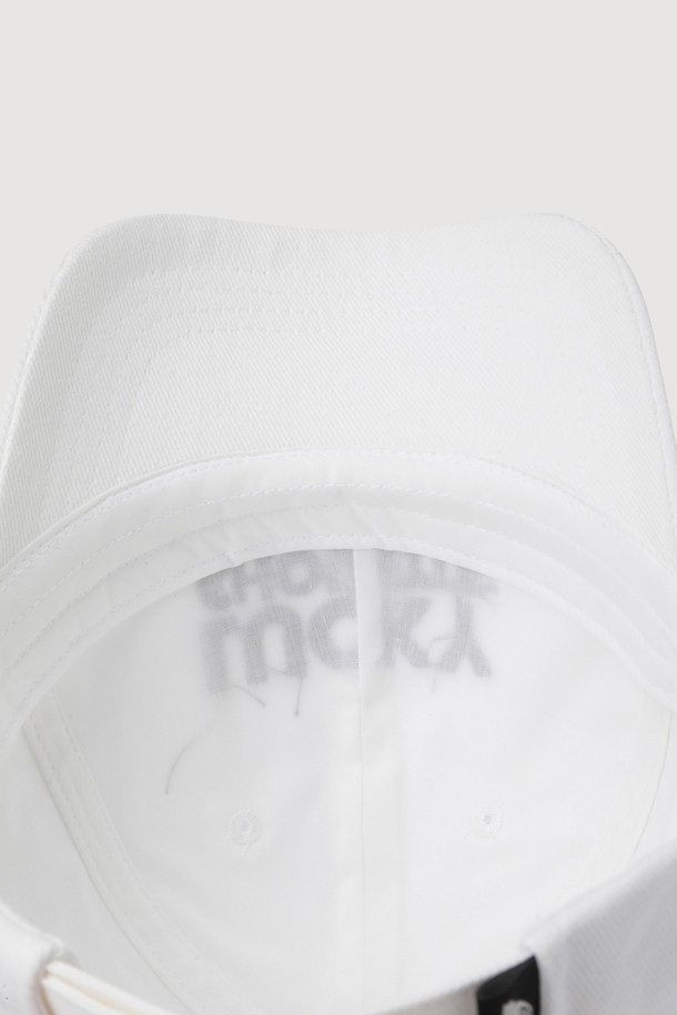 [Re-Order] 레터링 자수 볼캡 (화이트)는 캐주얼하고 미니멀한 스타일을 연출하기 좋은 모자입니다. 부드러운 촉감의 면 소재로 제작되어 봄, 여름, 가을에 편안하게 착용할 수 있습니다. 모자 깊이와 챙 넓이가 일반적인 디자인이며, 고밀도 10수 트윌 소재를 사용하여 튼튼합니다. 레터링 자수와 엠블럼, 라벨, 버클 등의 디자인 디테일이 돋보이며, 사이즈 조절 기능이 있어 누구나 편안하게 착용 가능합니다. 데일리 아이템으로 활용하기 좋은 화이트 컬러 볼캡입니다.
