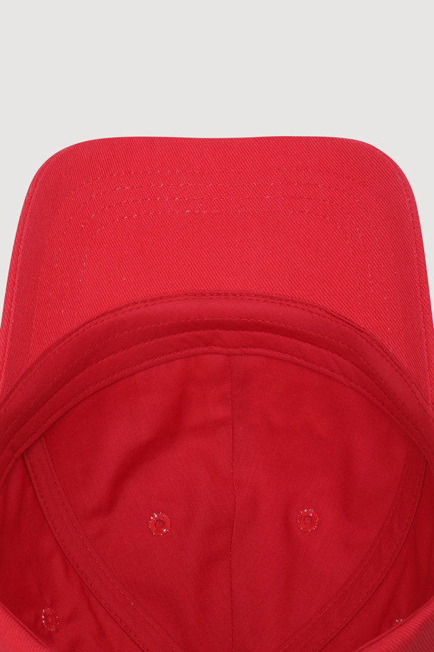 [Re-Order] 레터링 자수 볼캡 (레드)은 캐주얼, 미니멀 스타일의 산책룩에 어울리는 모자입니다. 고밀도 10수 트윌 면 소재로 제작되어 부드러운 착용감을 선사합니다. 앞면에는 레터링 자수, 측면에는 엠블럼 자수가 놓여 세련된 포인트를 더합니다. 후면에는 꼬마 라벨과 사이즈 조절 버클이 있어 편안하게 착용할 수 있습니다. 톤 다운된 레드 컬러로 어떤 옷차림에도 쉽게 매치할 수 있는 데일리 아이템입니다.
