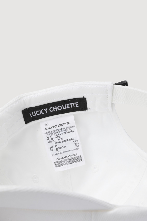 [Re-Order] 레터링 자수 볼캡 (화이트)는 캐주얼하고 미니멀한 스타일을 연출하기 좋은 모자입니다. 부드러운 촉감의 면 소재로 제작되어 봄, 여름, 가을에 편안하게 착용할 수 있습니다. 모자 깊이와 챙 넓이가 일반적인 디자인이며, 고밀도 10수 트윌 소재를 사용하여 튼튼합니다. 레터링 자수와 엠블럼, 라벨, 버클 등의 디자인 디테일이 돋보이며, 사이즈 조절 기능이 있어 누구나 편안하게 착용 가능합니다. 데일리 아이템으로 활용하기 좋은 화이트 컬러 볼캡입니다.
