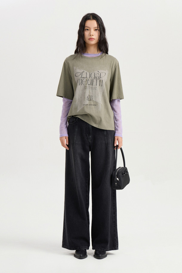 \[Re-Order] 세미 와이드 데님 팬츠(다크 그레이)는 여성용 데님 팬츠입니다. 캐주얼하고 미니멀한 스타일 연출에 적합하며, 무지 디자인에 캣 브러쉬 워싱과 핫픽스 장식, 스티치 자수, 절개 라인 등의 디테일이 돋보입니다. 루즈핏의 와이드한 핏으로 편안하면서도 스타일리시하게 착용할 수 있으며, 다크 그레이 컬러로 다양한 상의와 매치하기 용이합니다. 로고 캔톤과 리벳 등의 부자재로 퀄리티를 높였습니다.
