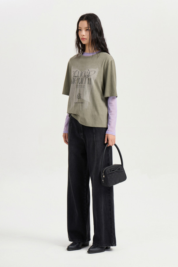 \[Re-Order] 세미 와이드 데님 팬츠(다크 그레이)는 여성용 데님 팬츠입니다. 캐주얼하고 미니멀한 스타일 연출에 적합하며, 무지 디자인에 캣 브러쉬 워싱과 핫픽스 장식, 스티치 자수, 절개 라인 등의 디테일이 돋보입니다. 루즈핏의 와이드한 핏으로 편안하면서도 스타일리시하게 착용할 수 있으며, 다크 그레이 컬러로 다양한 상의와 매치하기 용이합니다. 로고 캔톤과 리벳 등의 부자재로 퀄리티를 높였습니다.
