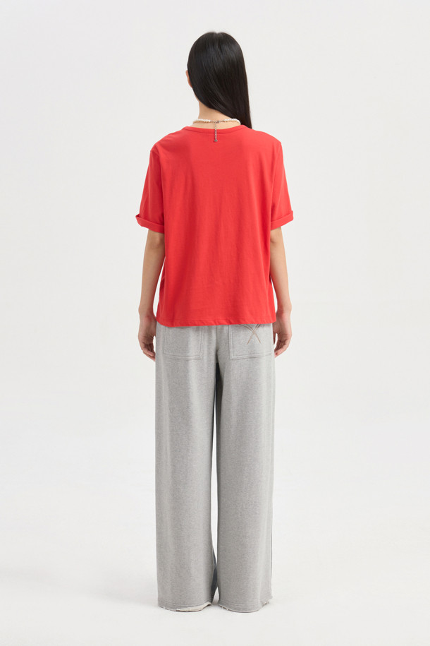 [Re-Order] Jersey Mix 백 밴딩 데님 팬츠 (블루)는 캐주얼, 스트리트, 미니멀 스타일을 모두 아우르는 여성용 데님 팬츠입니다. 부드러운 촉감의 데님과 면 혼방 소재로 제작되었으며, 릴랙스 핏과 루즈핏으로 편안함을 강조했습니다. 뒷밴딩 처리로 활동성을 높였으며, 밑단 술 풀림과 스티치 자수, 포켓, 소재 믹스, 리벳 등의 디테일이 돋보입니다. 톤 다운된 블루 컬러와 와이드 핏, 맥시 기장으로 어떤 상의와도 훌륭한 조화를 이루어, 봄, 가을, 사계절 내내 활용하기 좋은 아이템입니다.
