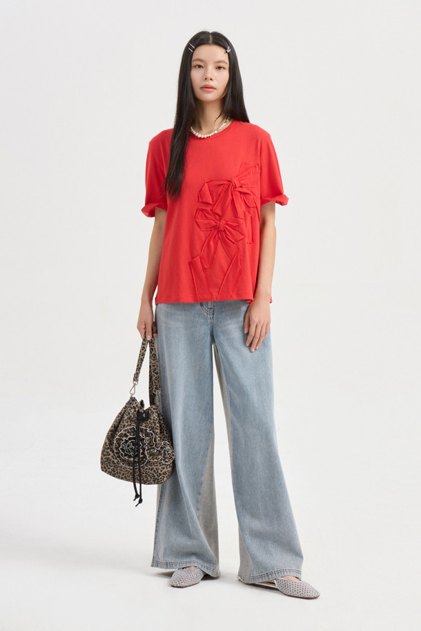 [Re-Order] Jersey Mix 백 밴딩 데님 팬츠 (블루)는 캐주얼, 스트리트, 미니멀 스타일을 모두 아우르는 여성용 데님 팬츠입니다. 부드러운 촉감의 데님과 면 혼방 소재로 제작되었으며, 릴랙스 핏과 루즈핏으로 편안함을 강조했습니다. 뒷밴딩 처리로 활동성을 높였으며, 밑단 술 풀림과 스티치 자수, 포켓, 소재 믹스, 리벳 등의 디테일이 돋보입니다. 톤 다운된 블루 컬러와 와이드 핏, 맥시 기장으로 어떤 상의와도 훌륭한 조화를 이루어, 봄, 가을, 사계절 내내 활용하기 좋은 아이템입니다.
