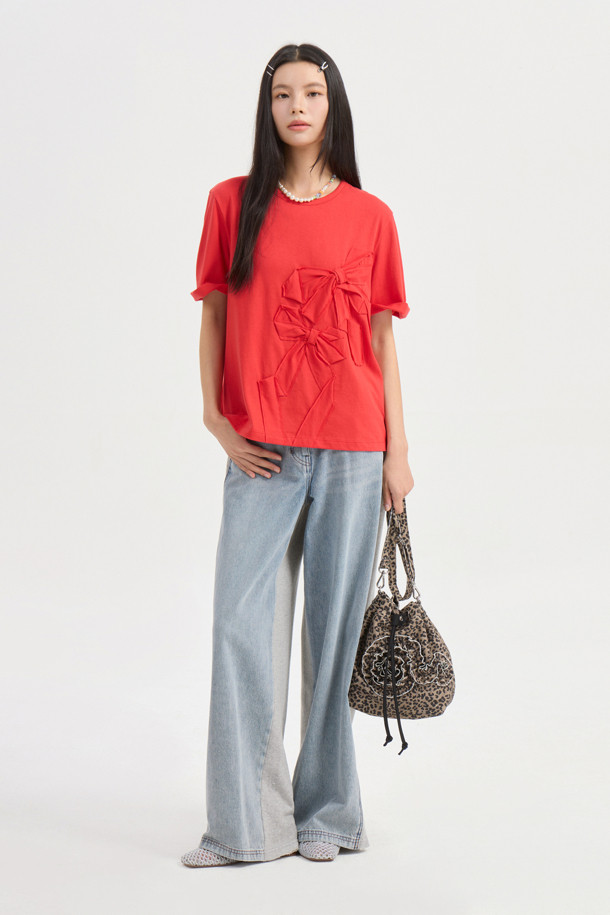 [Re-Order] Jersey Mix 백 밴딩 데님 팬츠 (블루)는 캐주얼, 스트리트, 미니멀 스타일을 모두 아우르는 여성용 데님 팬츠입니다. 부드러운 촉감의 데님과 면 혼방 소재로 제작되었으며, 릴랙스 핏과 루즈핏으로 편안함을 강조했습니다. 뒷밴딩 처리로 활동성을 높였으며, 밑단 술 풀림과 스티치 자수, 포켓, 소재 믹스, 리벳 등의 디테일이 돋보입니다. 톤 다운된 블루 컬러와 와이드 핏, 맥시 기장으로 어떤 상의와도 훌륭한 조화를 이루어, 봄, 가을, 사계절 내내 활용하기 좋은 아이템입니다.
