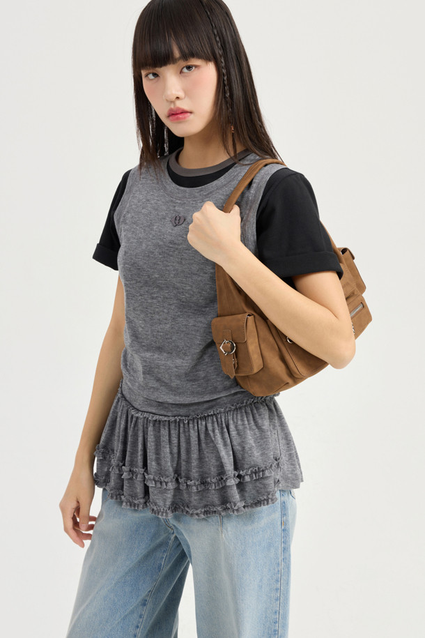 [Re-Order] 세미 와이드 데님 팬츠(라이트 블루)는 여성용 데님 팬츠입니다. 캐주얼, 베이직 스타일로 일상과 캐주얼한 착용에 적합하며 봄, 여름, 가을 계절에 활용하기 좋습니다. 캣 브러쉬 워싱, 핫픽스 장식, 절개 라인, 스티치 자수 디테일이 돋보이며, 세미 와이드 핏과 루즈핏으로 편안한 착용감을 선사합니다. 라이트 블루 컬러의 긴 기장 데님 팬츠로, 캐주얼, 미니멀, 클래식 스타일을 연출하기 좋습니다.
