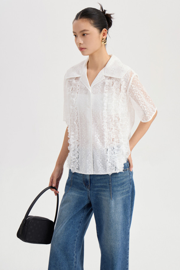 [Re-Order] 세미 와이드 데님 팬츠 (blue)는 여성용 데님 팬츠로, 캐주얼 및 스트릿 스타일을 연출하기 좋습니다. 봄, 가을, 겨울, 여름 사계절 내내 착용 가능하며, 긴 기장감과 루즈핏으로 편안한 착용감을 선사합니다. 무지 디자인에 캣 브러쉬 워싱, 핫픽스 장식, 절개 라인, 로고 캔톤, 리벳, 개발 스티치 자수 등 다양한 디테일이 돋보입니다. 세미 와이드 핏으로 다리 라인을 더욱 슬림하게 만들어주며, 데님과 면 혼방 소재로 제작되어 활동성과 스타일을 모두 만족시킵니다.
