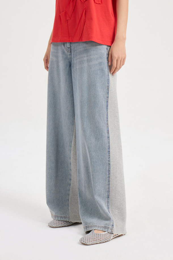 [Re-Order] Jersey Mix 백 밴딩 데님 팬츠 (블루)는 캐주얼, 스트리트, 미니멀 스타일을 모두 아우르는 여성용 데님 팬츠입니다. 부드러운 촉감의 데님과 면 혼방 소재로 제작되었으며, 릴랙스 핏과 루즈핏으로 편안함을 강조했습니다. 뒷밴딩 처리로 활동성을 높였으며, 밑단 술 풀림과 스티치 자수, 포켓, 소재 믹스, 리벳 등의 디테일이 돋보입니다. 톤 다운된 블루 컬러와 와이드 핏, 맥시 기장으로 어떤 상의와도 훌륭한 조화를 이루어, 봄, 가을, 사계절 내내 활용하기 좋은 아이템입니다.
