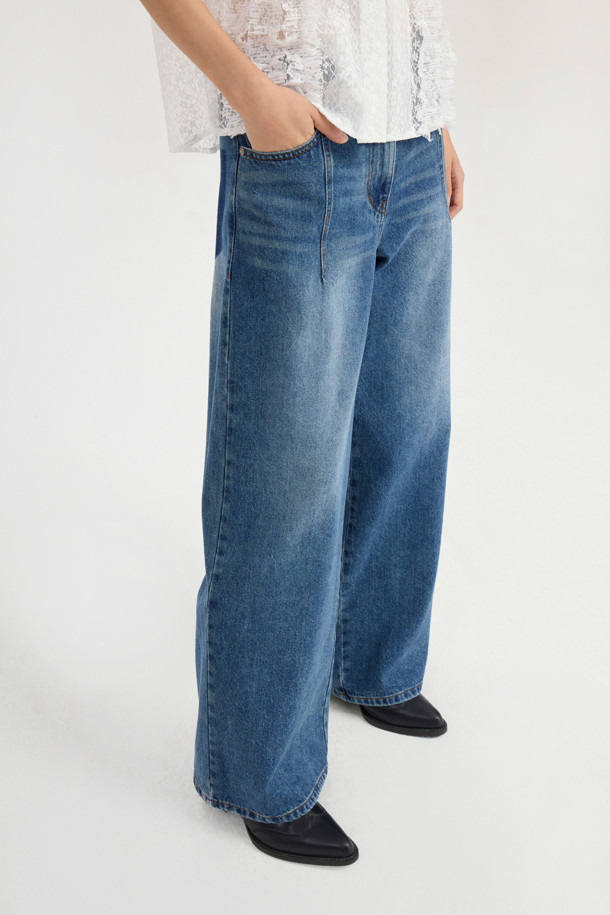 [Re-Order] 세미 와이드 데님 팬츠 (blue)는 여성용 데님 팬츠로, 캐주얼 및 스트릿 스타일을 연출하기 좋습니다. 봄, 가을, 겨울, 여름 사계절 내내 착용 가능하며, 긴 기장감과 루즈핏으로 편안한 착용감을 선사합니다. 무지 디자인에 캣 브러쉬 워싱, 핫픽스 장식, 절개 라인, 로고 캔톤, 리벳, 개발 스티치 자수 등 다양한 디테일이 돋보입니다. 세미 와이드 핏으로 다리 라인을 더욱 슬림하게 만들어주며, 데님과 면 혼방 소재로 제작되어 활동성과 스타일을 모두 만족시킵니다.
