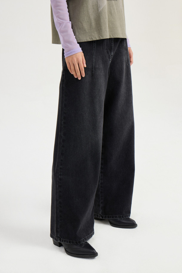 \[Re-Order] 세미 와이드 데님 팬츠(다크 그레이)는 여성용 데님 팬츠입니다. 캐주얼하고 미니멀한 스타일 연출에 적합하며, 무지 디자인에 캣 브러쉬 워싱과 핫픽스 장식, 스티치 자수, 절개 라인 등의 디테일이 돋보입니다. 루즈핏의 와이드한 핏으로 편안하면서도 스타일리시하게 착용할 수 있으며, 다크 그레이 컬러로 다양한 상의와 매치하기 용이합니다. 로고 캔톤과 리벳 등의 부자재로 퀄리티를 높였습니다.
