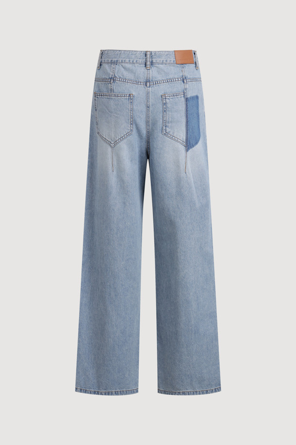 [Re-Order] 세미 와이드 데님 팬츠(라이트 블루)는 여성용 데님 팬츠입니다. 캐주얼, 베이직 스타일로 일상과 캐주얼한 착용에 적합하며 봄, 여름, 가을 계절에 활용하기 좋습니다. 캣 브러쉬 워싱, 핫픽스 장식, 절개 라인, 스티치 자수 디테일이 돋보이며, 세미 와이드 핏과 루즈핏으로 편안한 착용감을 선사합니다. 라이트 블루 컬러의 긴 기장 데님 팬츠로, 캐주얼, 미니멀, 클래식 스타일을 연출하기 좋습니다.
