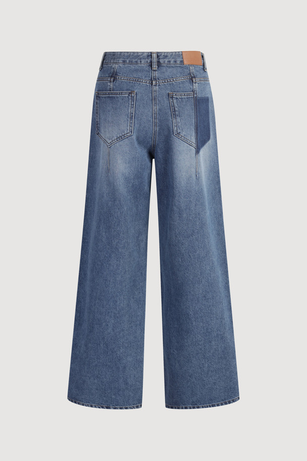 [Re-Order] 세미 와이드 데님 팬츠 (blue)는 여성용 데님 팬츠로, 캐주얼 및 스트릿 스타일을 연출하기 좋습니다. 봄, 가을, 겨울, 여름 사계절 내내 착용 가능하며, 긴 기장감과 루즈핏으로 편안한 착용감을 선사합니다. 무지 디자인에 캣 브러쉬 워싱, 핫픽스 장식, 절개 라인, 로고 캔톤, 리벳, 개발 스티치 자수 등 다양한 디테일이 돋보입니다. 세미 와이드 핏으로 다리 라인을 더욱 슬림하게 만들어주며, 데님과 면 혼방 소재로 제작되어 활동성과 스타일을 모두 만족시킵니다.
