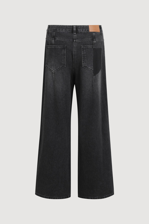 \[Re-Order] 세미 와이드 데님 팬츠(다크 그레이)는 여성용 데님 팬츠입니다. 캐주얼하고 미니멀한 스타일 연출에 적합하며, 무지 디자인에 캣 브러쉬 워싱과 핫픽스 장식, 스티치 자수, 절개 라인 등의 디테일이 돋보입니다. 루즈핏의 와이드한 핏으로 편안하면서도 스타일리시하게 착용할 수 있으며, 다크 그레이 컬러로 다양한 상의와 매치하기 용이합니다. 로고 캔톤과 리벳 등의 부자재로 퀄리티를 높였습니다.
