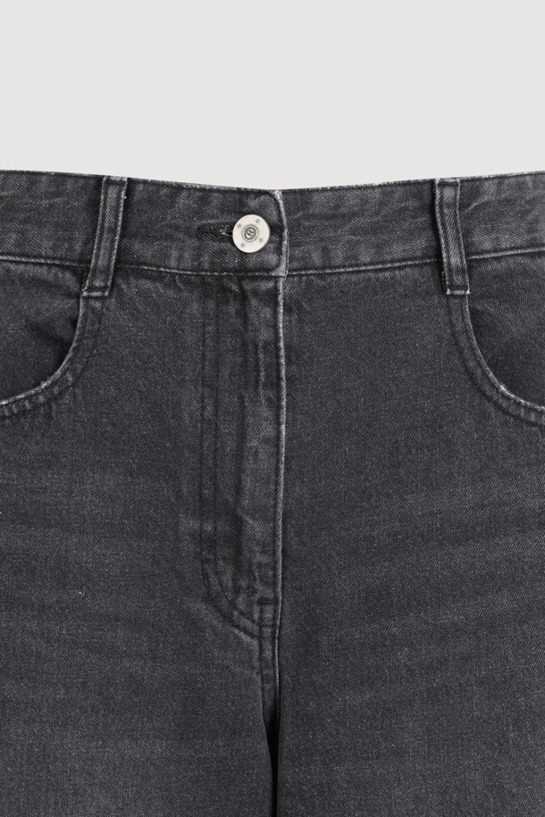 [Re-Order] 저지 믹스 백 밴딩 데님 팬츠 (블랙)는 여성 고객을 위한 캐주얼 데님 팬츠입니다. 봄, 가을, 겨울 계절에 착용하기 좋으며, 와이드핏과 루즈핏으로 편안한 착용감을 선사합니다. 무지, 로고, 스티치 패턴이 돋보이며, 뒷밴딩 디자인으로 활동성을 높였습니다. 데님과 저지 소재의 믹스 매치로 유니크한 스타일을 연출하며, 리벳, 자수, 술 풀림 등의 디자인 장식이 더해져 섬세함을 더했습니다. 맥시 기장의 긴 바지로 다양한 스타일을 소화할 수 있습니다.
