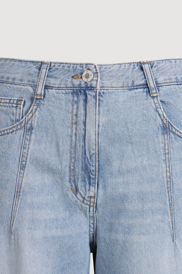 [Re-Order] 세미 와이드 데님 팬츠(라이트 블루)는 여성용 데님 팬츠입니다. 캐주얼, 베이직 스타일로 일상과 캐주얼한 착용에 적합하며 봄, 여름, 가을 계절에 활용하기 좋습니다. 캣 브러쉬 워싱, 핫픽스 장식, 절개 라인, 스티치 자수 디테일이 돋보이며, 세미 와이드 핏과 루즈핏으로 편안한 착용감을 선사합니다. 라이트 블루 컬러의 긴 기장 데님 팬츠로, 캐주얼, 미니멀, 클래식 스타일을 연출하기 좋습니다.
