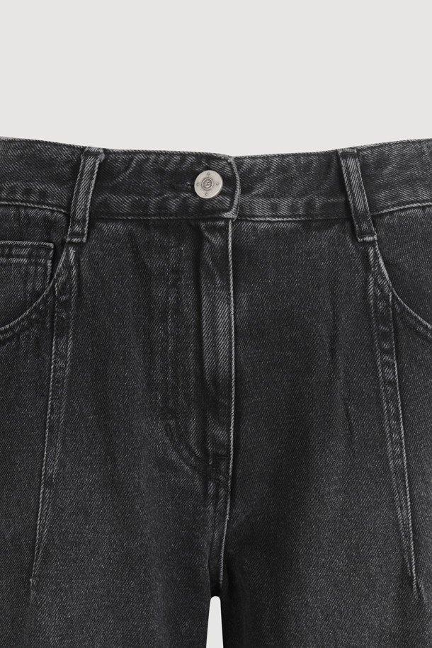 \[Re-Order] 세미 와이드 데님 팬츠(다크 그레이)는 여성용 데님 팬츠입니다. 캐주얼하고 미니멀한 스타일 연출에 적합하며, 무지 디자인에 캣 브러쉬 워싱과 핫픽스 장식, 스티치 자수, 절개 라인 등의 디테일이 돋보입니다. 루즈핏의 와이드한 핏으로 편안하면서도 스타일리시하게 착용할 수 있으며, 다크 그레이 컬러로 다양한 상의와 매치하기 용이합니다. 로고 캔톤과 리벳 등의 부자재로 퀄리티를 높였습니다.
