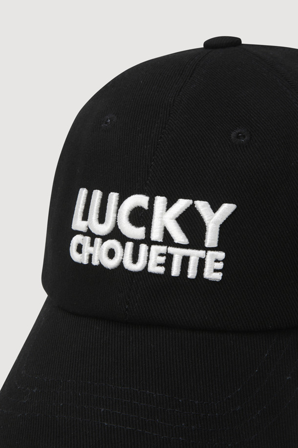 [Re-Order] 레터링 자수 볼캡 (블랙)은 일상에서의 편안함과 스타일을 동시에 만족시키는 모자입니다. 고밀도 10수 트윌 면 소재를 사용하여 사계절 내내 착용 가능하며, 블랙 컬러로 어떤 룩에도 쉽게 매치할 수 있습니다. 엠블럼, 라벨, 버클, 자수 디테일이 돋보이며, 레터링 패턴이 포인트를 더합니다. 사이즈 조절이 가능하여 남녀 공용으로 착용할 수 있으며, 산책룩, 캐주얼, 미니멀, 시티보이 스타일 연출에 적합합니다.
