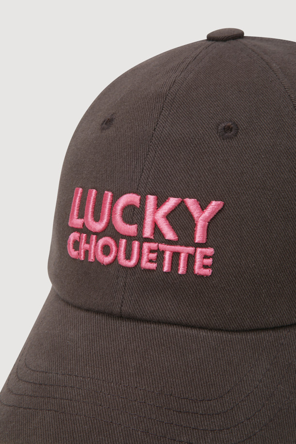 [Re-Order] 레터링 자수 볼캡 (브라운)은 일상과 여행룩에 잘 어울리는 모자입니다. 고밀도 10수 트윌 소재의 브라운 컬러 볼캡으로, 캐주얼, 미니멀, 클래식 스타일을 소화하기 좋습니다. 앞면에는 레터링 자수, 측면에는 엠블럼 장식이 더해져 포인트를 주며, 후면에는 꼬마 라벨이 있습니다. 사이즈 조절이 가능하여 편안하게 착용할 수 있으며, 봄, 여름, 가을 계절에 활용하기 좋습니다.
