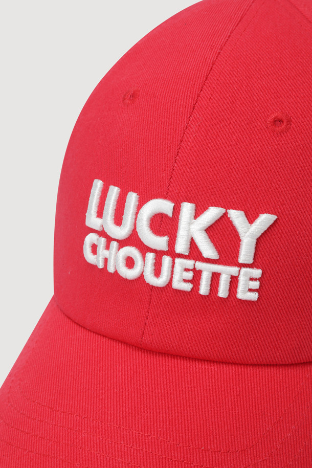 [Re-Order] 레터링 자수 볼캡 (레드)은 캐주얼, 미니멀 스타일의 산책룩에 어울리는 모자입니다. 고밀도 10수 트윌 면 소재로 제작되어 부드러운 착용감을 선사합니다. 앞면에는 레터링 자수, 측면에는 엠블럼 자수가 놓여 세련된 포인트를 더합니다. 후면에는 꼬마 라벨과 사이즈 조절 버클이 있어 편안하게 착용할 수 있습니다. 톤 다운된 레드 컬러로 어떤 옷차림에도 쉽게 매치할 수 있는 데일리 아이템입니다.
