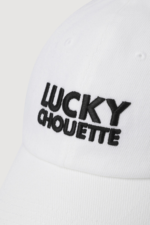 [Re-Order] 레터링 자수 볼캡 (화이트)는 캐주얼하고 미니멀한 스타일을 연출하기 좋은 모자입니다. 부드러운 촉감의 면 소재로 제작되어 봄, 여름, 가을에 편안하게 착용할 수 있습니다. 모자 깊이와 챙 넓이가 일반적인 디자인이며, 고밀도 10수 트윌 소재를 사용하여 튼튼합니다. 레터링 자수와 엠블럼, 라벨, 버클 등의 디자인 디테일이 돋보이며, 사이즈 조절 기능이 있어 누구나 편안하게 착용 가능합니다. 데일리 아이템으로 활용하기 좋은 화이트 컬러 볼캡입니다.
