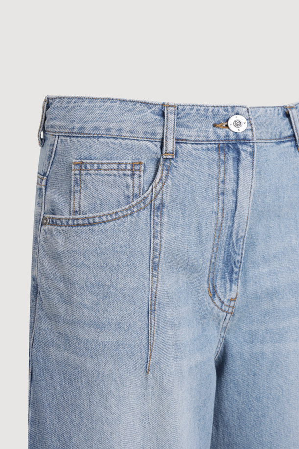 [Re-Order] 세미 와이드 데님 팬츠(라이트 블루)는 여성용 데님 팬츠입니다. 캐주얼, 베이직 스타일로 일상과 캐주얼한 착용에 적합하며 봄, 여름, 가을 계절에 활용하기 좋습니다. 캣 브러쉬 워싱, 핫픽스 장식, 절개 라인, 스티치 자수 디테일이 돋보이며, 세미 와이드 핏과 루즈핏으로 편안한 착용감을 선사합니다. 라이트 블루 컬러의 긴 기장 데님 팬츠로, 캐주얼, 미니멀, 클래식 스타일을 연출하기 좋습니다.
