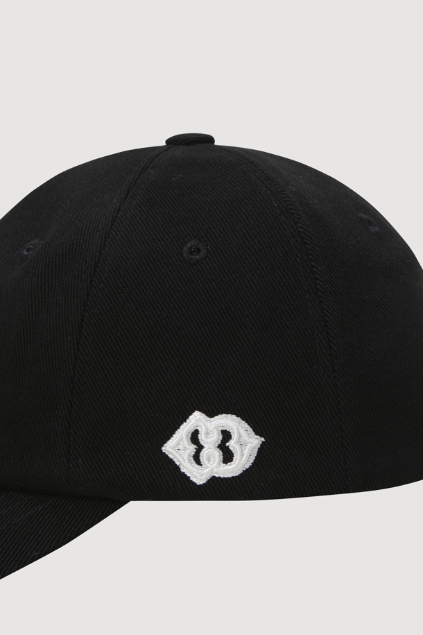 [Re-Order] 레터링 자수 볼캡 (블랙)은 일상에서의 편안함과 스타일을 동시에 만족시키는 모자입니다. 고밀도 10수 트윌 면 소재를 사용하여 사계절 내내 착용 가능하며, 블랙 컬러로 어떤 룩에도 쉽게 매치할 수 있습니다. 엠블럼, 라벨, 버클, 자수 디테일이 돋보이며, 레터링 패턴이 포인트를 더합니다. 사이즈 조절이 가능하여 남녀 공용으로 착용할 수 있으며, 산책룩, 캐주얼, 미니멀, 시티보이 스타일 연출에 적합합니다.
