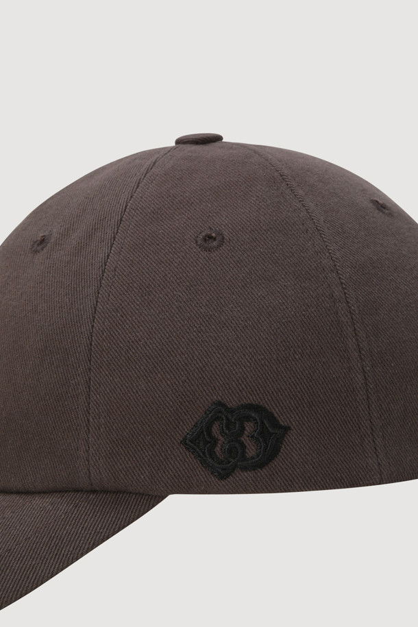 [Re-Order] 레터링 자수 볼캡 (브라운)은 일상과 여행룩에 잘 어울리는 모자입니다. 고밀도 10수 트윌 소재의 브라운 컬러 볼캡으로, 캐주얼, 미니멀, 클래식 스타일을 소화하기 좋습니다. 앞면에는 레터링 자수, 측면에는 엠블럼 장식이 더해져 포인트를 주며, 후면에는 꼬마 라벨이 있습니다. 사이즈 조절이 가능하여 편안하게 착용할 수 있으며, 봄, 여름, 가을 계절에 활용하기 좋습니다.
