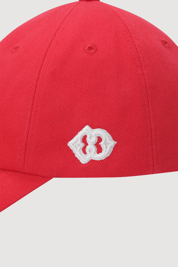 [Re-Order] 레터링 자수 볼캡 (레드)은 캐주얼, 미니멀 스타일의 산책룩에 어울리는 모자입니다. 고밀도 10수 트윌 면 소재로 제작되어 부드러운 착용감을 선사합니다. 앞면에는 레터링 자수, 측면에는 엠블럼 자수가 놓여 세련된 포인트를 더합니다. 후면에는 꼬마 라벨과 사이즈 조절 버클이 있어 편안하게 착용할 수 있습니다. 톤 다운된 레드 컬러로 어떤 옷차림에도 쉽게 매치할 수 있는 데일리 아이템입니다.

