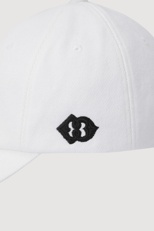 [Re-Order] 레터링 자수 볼캡 (화이트)는 캐주얼하고 미니멀한 스타일을 연출하기 좋은 모자입니다. 부드러운 촉감의 면 소재로 제작되어 봄, 여름, 가을에 편안하게 착용할 수 있습니다. 모자 깊이와 챙 넓이가 일반적인 디자인이며, 고밀도 10수 트윌 소재를 사용하여 튼튼합니다. 레터링 자수와 엠블럼, 라벨, 버클 등의 디자인 디테일이 돋보이며, 사이즈 조절 기능이 있어 누구나 편안하게 착용 가능합니다. 데일리 아이템으로 활용하기 좋은 화이트 컬러 볼캡입니다.
