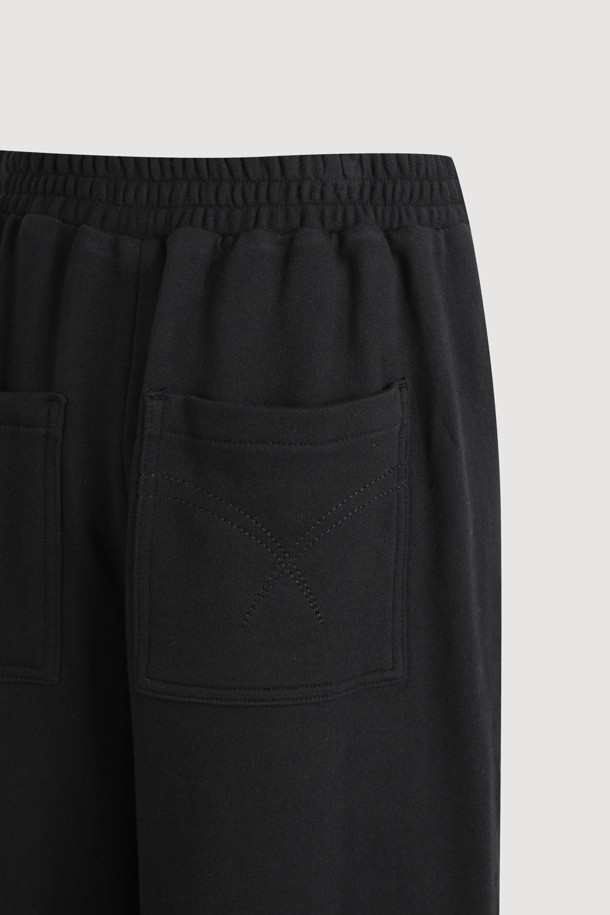 [Re-Order] 저지 믹스 백 밴딩 데님 팬츠 (블랙)는 여성 고객을 위한 캐주얼 데님 팬츠입니다. 봄, 가을, 겨울 계절에 착용하기 좋으며, 와이드핏과 루즈핏으로 편안한 착용감을 선사합니다. 무지, 로고, 스티치 패턴이 돋보이며, 뒷밴딩 디자인으로 활동성을 높였습니다. 데님과 저지 소재의 믹스 매치로 유니크한 스타일을 연출하며, 리벳, 자수, 술 풀림 등의 디자인 장식이 더해져 섬세함을 더했습니다. 맥시 기장의 긴 바지로 다양한 스타일을 소화할 수 있습니다.
