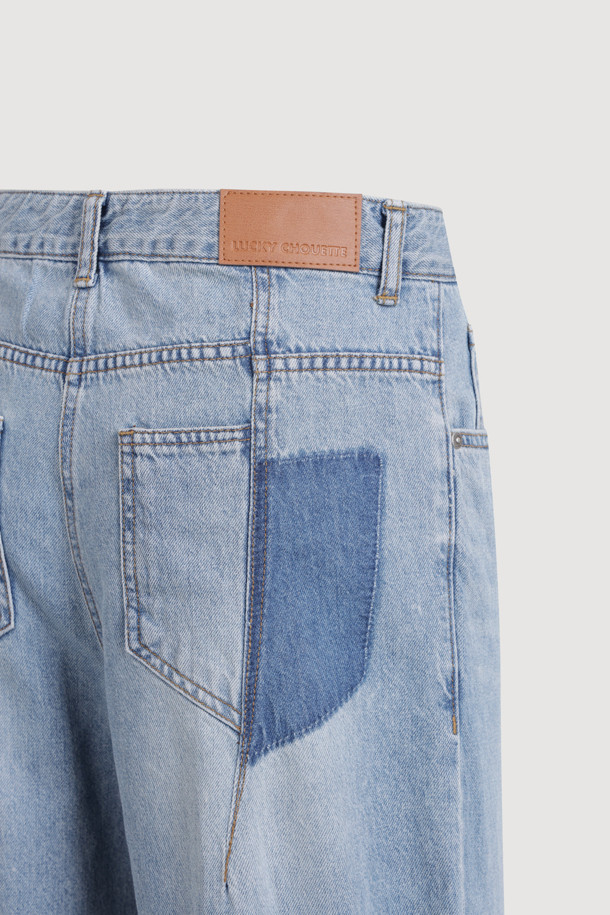 [Re-Order] 세미 와이드 데님 팬츠(라이트 블루)는 여성용 데님 팬츠입니다. 캐주얼, 베이직 스타일로 일상과 캐주얼한 착용에 적합하며 봄, 여름, 가을 계절에 활용하기 좋습니다. 캣 브러쉬 워싱, 핫픽스 장식, 절개 라인, 스티치 자수 디테일이 돋보이며, 세미 와이드 핏과 루즈핏으로 편안한 착용감을 선사합니다. 라이트 블루 컬러의 긴 기장 데님 팬츠로, 캐주얼, 미니멀, 클래식 스타일을 연출하기 좋습니다.
