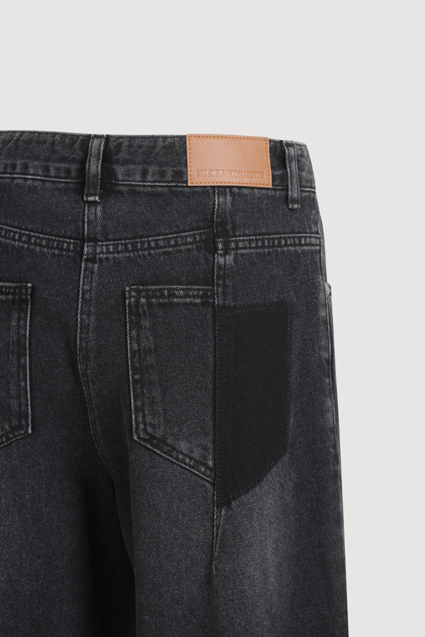 \[Re-Order] 세미 와이드 데님 팬츠(다크 그레이)는 여성용 데님 팬츠입니다. 캐주얼하고 미니멀한 스타일 연출에 적합하며, 무지 디자인에 캣 브러쉬 워싱과 핫픽스 장식, 스티치 자수, 절개 라인 등의 디테일이 돋보입니다. 루즈핏의 와이드한 핏으로 편안하면서도 스타일리시하게 착용할 수 있으며, 다크 그레이 컬러로 다양한 상의와 매치하기 용이합니다. 로고 캔톤과 리벳 등의 부자재로 퀄리티를 높였습니다.
