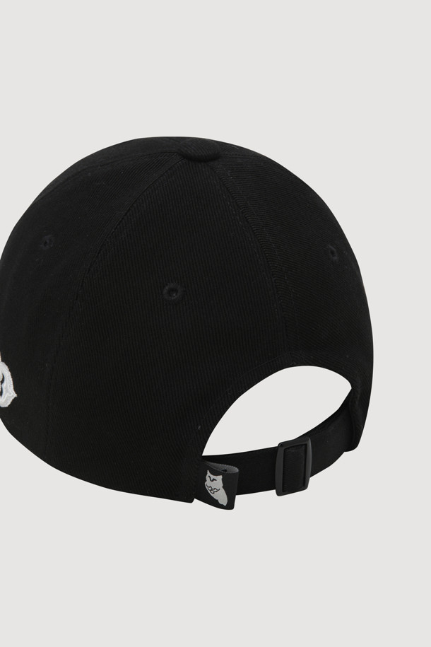 [Re-Order] 레터링 자수 볼캡 (블랙)은 일상에서의 편안함과 스타일을 동시에 만족시키는 모자입니다. 고밀도 10수 트윌 면 소재를 사용하여 사계절 내내 착용 가능하며, 블랙 컬러로 어떤 룩에도 쉽게 매치할 수 있습니다. 엠블럼, 라벨, 버클, 자수 디테일이 돋보이며, 레터링 패턴이 포인트를 더합니다. 사이즈 조절이 가능하여 남녀 공용으로 착용할 수 있으며, 산책룩, 캐주얼, 미니멀, 시티보이 스타일 연출에 적합합니다.
