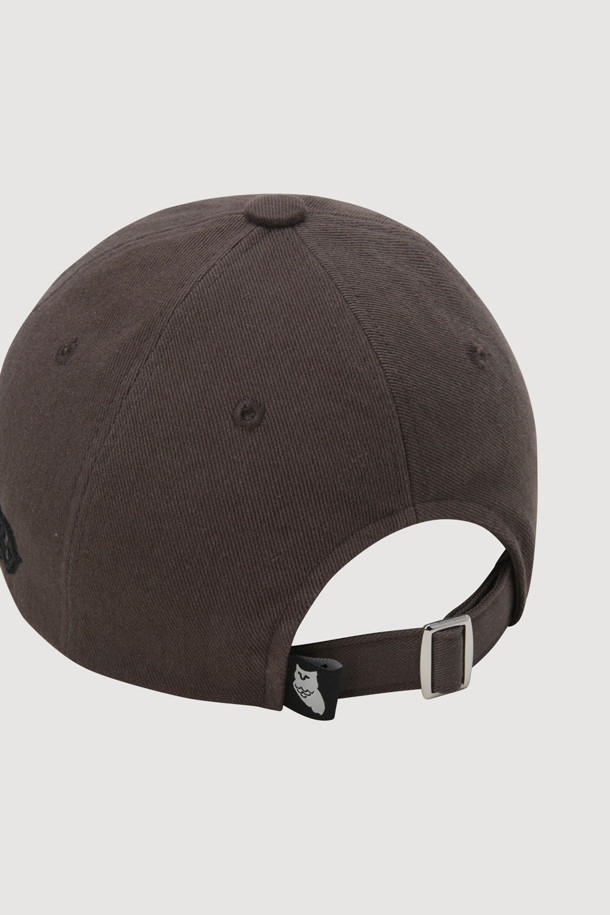 [Re-Order] 레터링 자수 볼캡 (브라운)은 일상과 여행룩에 잘 어울리는 모자입니다. 고밀도 10수 트윌 소재의 브라운 컬러 볼캡으로, 캐주얼, 미니멀, 클래식 스타일을 소화하기 좋습니다. 앞면에는 레터링 자수, 측면에는 엠블럼 장식이 더해져 포인트를 주며, 후면에는 꼬마 라벨이 있습니다. 사이즈 조절이 가능하여 편안하게 착용할 수 있으며, 봄, 여름, 가을 계절에 활용하기 좋습니다.
