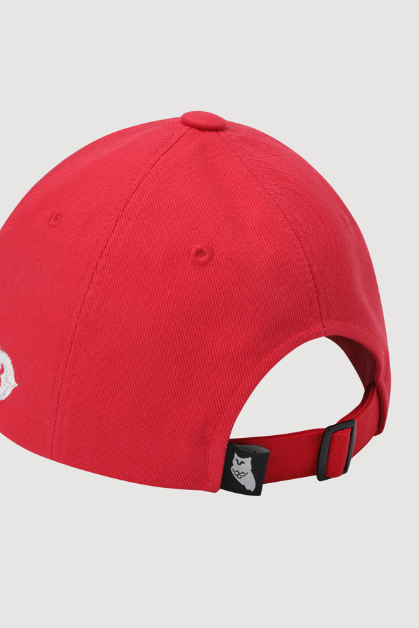 [Re-Order] 레터링 자수 볼캡 (레드)은 캐주얼, 미니멀 스타일의 산책룩에 어울리는 모자입니다. 고밀도 10수 트윌 면 소재로 제작되어 부드러운 착용감을 선사합니다. 앞면에는 레터링 자수, 측면에는 엠블럼 자수가 놓여 세련된 포인트를 더합니다. 후면에는 꼬마 라벨과 사이즈 조절 버클이 있어 편안하게 착용할 수 있습니다. 톤 다운된 레드 컬러로 어떤 옷차림에도 쉽게 매치할 수 있는 데일리 아이템입니다.
