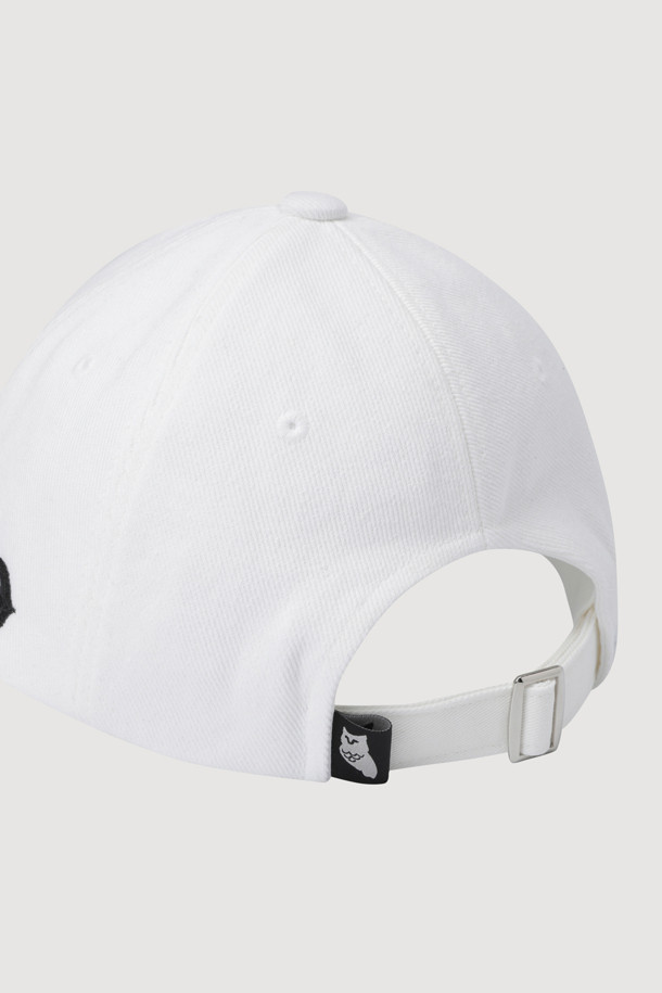 [Re-Order] 레터링 자수 볼캡 (화이트)는 캐주얼하고 미니멀한 스타일을 연출하기 좋은 모자입니다. 부드러운 촉감의 면 소재로 제작되어 봄, 여름, 가을에 편안하게 착용할 수 있습니다. 모자 깊이와 챙 넓이가 일반적인 디자인이며, 고밀도 10수 트윌 소재를 사용하여 튼튼합니다. 레터링 자수와 엠블럼, 라벨, 버클 등의 디자인 디테일이 돋보이며, 사이즈 조절 기능이 있어 누구나 편안하게 착용 가능합니다. 데일리 아이템으로 활용하기 좋은 화이트 컬러 볼캡입니다.
