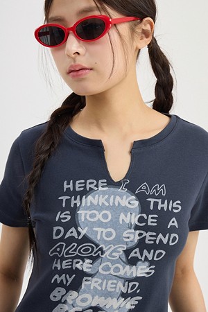 [CASPER X CHOUETTIES] Lettering Graphic Neck Slit Slim Fit T-Shirt (dark grey)