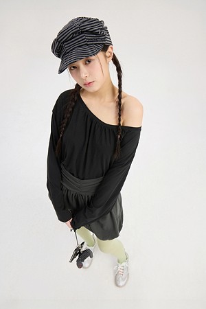 Chouetties by LUCKY CHOUETTE_Shirring Neck Long Sleeve T-Shirt (black)