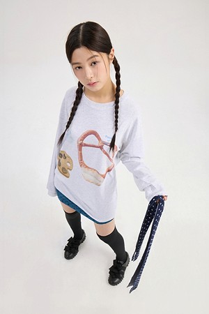 Chouetties by LUCKY CHOUETTE_Graphic Loose Fit Long Sleeve T-Shirt (light grey)