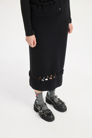 Solid Twist Embroidery Knit Skirt (black)