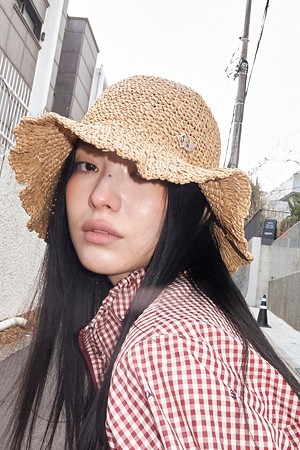 Metal Emblem Bucket Raffia Hat (beige)
