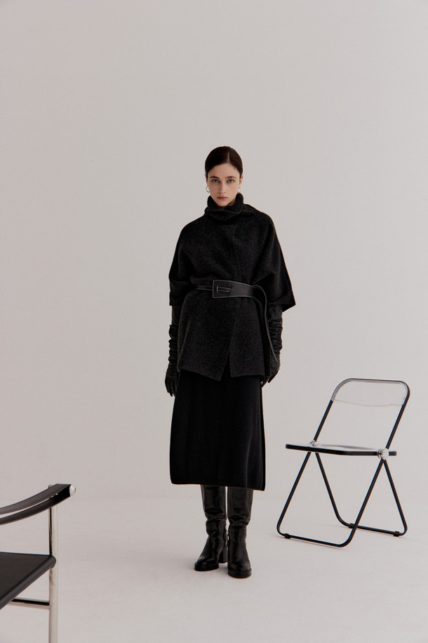 캐시미어 에센셜 스커트 (블랙)는 겨울철 데일리룩을 위한 미니멀하고 클래식한 스타일의 플레어 스커트입니다. 부드러운 캐시미어 소재로 제작되어 두꺼운 두께감과 포근한 촉감을 선사하며, 8게이지 플레인 조직으로 고급스러움을 더했습니다. 봉제 라인 없이 깔끔하게 떨어지는 실루엣과 무릎을 덮는 기장감, 밑단 1X1 립 조직 마감으로 편안한 착용감을 제공합니다. 루즈핏 플레어스커트로, 어떤 상의와도 쉽게 매치하여 다양한 스타일을 연출할 수 있습니다. 블랙 컬러로 어떤 옷에도 잘 어울려 활용도가 높습니다.
