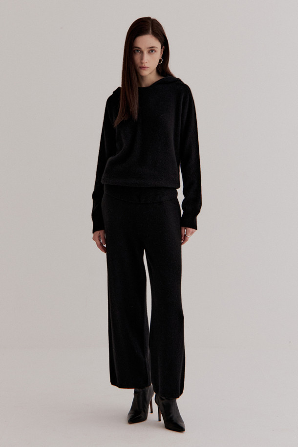 부드러운 캐시미어 소재의 여성용 스트레이트 팬츠입니다. 겨울철 따뜻하게 착용하기 좋은 두꺼운 두께감과 일자핏으로 편안한 착용감을 선사합니다. 미니멀한 스타일로, 홀가먼트 패턴의 디자인과 립 조직 밑단 디테일이 특징입니다. 데일리룩, 오피스룩, 모임룩 등 다양한 TPO에 활용 가능하며, 미니멀, 클래식, 시크한 스타일을 연출하기 좋습니다. 블랙 컬러로 어떤 상의와도 쉽게 매치할 수 있어 활용도가 높습니다.
